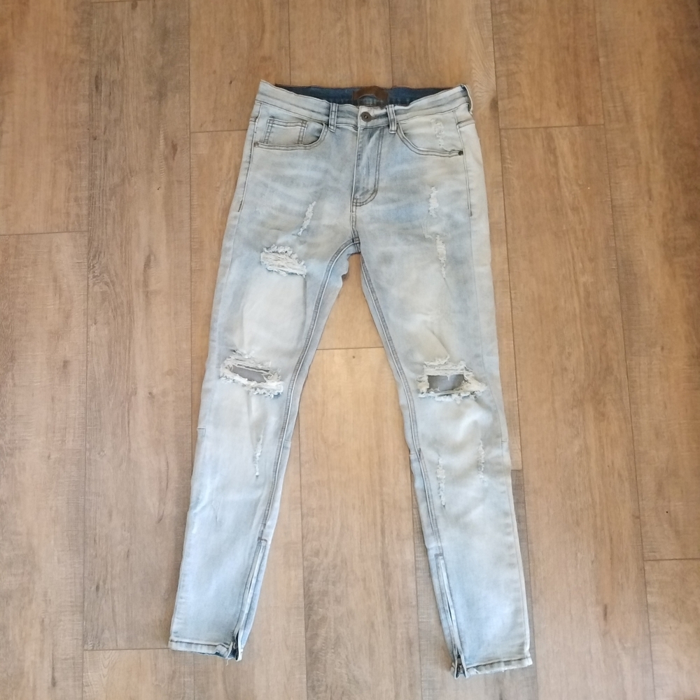 KDNK 1141411 skinny, tapered, distressed jeans. NWT